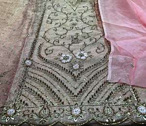 Costumes indiens de créateur modernes non cousus brodés à la main pour femmes pour les fêtes de style traditionnel - Product Image 3