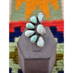 Anillo Ajustable de Plata de Ley con Turquesa y Bisel en Forma de Mano, Inspirado en el Suroeste, Regalo - Product Image 1