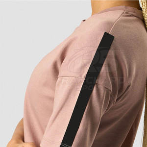 เสื้อครอปท็อปผู้หญิงคุณภาพสูง ระบายอากาศได้ดี ปรับแต่งได้ รับผลิตแบบ OEM ขายส่ง เสื้อครอปท็อปผู้หญิงลายพิมพ์ - Product Image 4