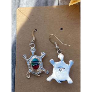 Boucles d'oreilles pendantes tortue incrustées de pierres turquoise et multicolores en argent sterling Joe Martinez pour cadeau - Product Image 4