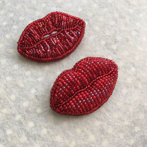 Porte-clés en tissu brodé de perles 100% artisanal, avec logo d'équipe personnalisé, breloque pour sac, porte-clés pour le jour du match - Product Image 1