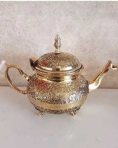Bouilloire à thé traditionnelle en laiton exquis, gravée à la main avec des motifs floraux et géométriques complexes. - Product Image 1