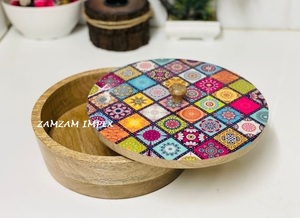 Caja redonda de madera de mango Roti Chapati con tapa de madera impresa Contenedor de almacenamiento hecho a mano para pan indio y uso en la cocina - Product Image 2