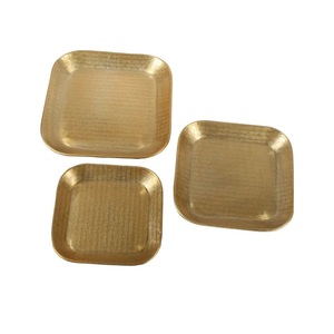 Bandeja de servicio de latón con intrincados patrones grabados a mano para uso doméstico de lujo, cocina, comedor y decoración para fiestas de bodas - Product Image 1