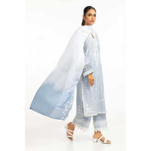 Dupatta en satin bleu ciel, soie froissée imprimée et brodée - Product Image 1