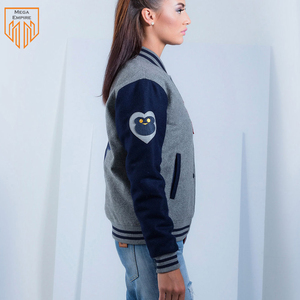 เสื้อแจ็คเก็ตวาร์ซิตี้ผู้หญิงคุณภาพสูง ระบายอากาศได้ดี กันน้ำ สีพื้น  ผ้าขนสัตว์ทั้งตัว  ตกแต่งด้วยหนัง  พร้อมบริการปักลายตามสั่ง - Product Image 3