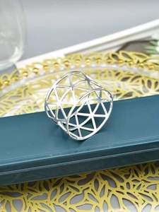 Ensemble d'anneaux de serviette élégants et raffinés en or, géométriques creux, en métal moderne, élégants, décoration de table, accessoire de table pour mariage, événement, fête, dîner - Product Image 2