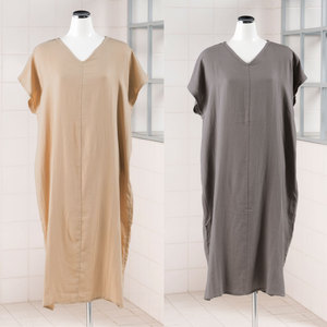 Una pieza con cuello en V manga francesa Beige/gris Saari logotipo personalizable cintura elástica ropa de casa liso ajuste suelto M + L tamaño ODM disponible - Product Image 1