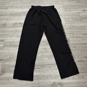 Pantalon de survêtement unisexe en nylon avec logo personnalisé, rayures incurvées, coupe ample, coupe-vent tendance, pantalon de survêtement à jambes larges avec cordon de serrage assorti - Product Image 4