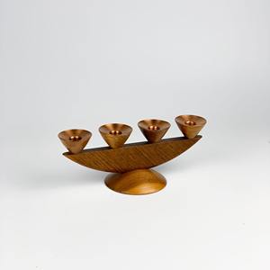 Menorá de Madera Artesanal para Hanukkah, Portavelas Escultural Único, Adorno Contemporáneo para Decoración Festiva - Product Image 3