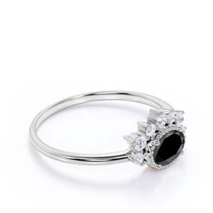 Anillo de Diamantes Negros y Blancos con Corte Ovalado Negro, Estilo Único de Medio Halo para Mujer - Product Image 1