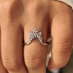 Anillo de Boda Curvo en Forma de U con Diamantes Marquise y Redondos, Elegantes Anillos de Diamantes para Bodas - Product Image 4