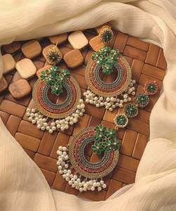 Boucles d'oreilles de mariage traditionnelles, ensembles de bijoux fantaisie, boucles d'oreilles Jhumki faites à la main pour femmes, bijoux fantaisie à vendre - Product Image 3