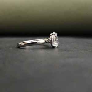 Impresionante Anillo de Moissanita de Lujo con Corte Ovalado y Piedras Creadas en Laboratorio para Regalo de San Valentín en Acero Inoxidable - Product Image 4