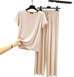 Suministro a granel de ropa de mujer, conjunto informal de dos piezas de Color sólido, estampado de logotipo personalizado, cuello redondo, manga corta, Top y pantalones, trajes - Product Image 5