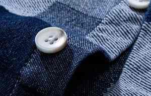 Chemise en jean décontractée premium pour homme, coupe ample, simple boutonnage, bleu délavé, idéale pour le printemps - Product Image 4