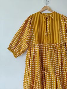 Vestido Midi con estampado de bloques, minivestido, vestido largo con estampado de bloques y cuello profundo con cordón más cerca - Product Image 4