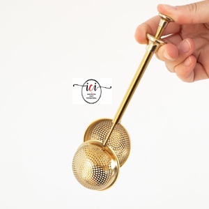 ที่กรองชาทองเหลืองแบบพกพาที่สง่างามนำมาใช้ใหม่ได้ตัวกรองกาน้ำชาทรงลูกบอลพร้อมที่จับยาว - Product Image 2