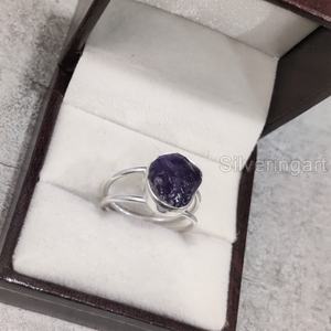 Anillo de plata de ley 925 con piedra natural de amatista en bruto martillada para mujer, joyería de piedra en bruto, para fiesta de cumpleaños de febrero - Product Image 2