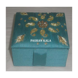 Caja de bordado Zari hecha a mano antigua y atractiva, diseño único, caja de forma cuadrada de almacenamiento de joyas brillante y atractiva - Product Image 1