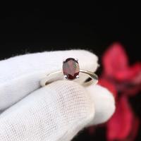 Bague de luxe vintage en argent 925 plaqué rhodium avec grenat, pierre précieuse ovale et accents de zircon cubique, certifiée IGI, couleur naturelle pour femme