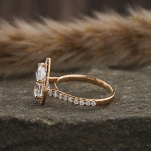 Anillo de compromiso de diamante cortado con pera cultivada en laboratorio, anillo de moda con ajuste de punta de lujo con certificado IGI de oro sólido de 10K para mujer - Product Image 1