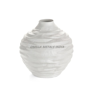 Vase en métal rectangulaire martelé doré de qualité supérieure avec un design ajouré artistique parfait pour une décoration élégante de la maison ou du bureau - Product Image 3