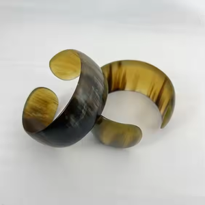Pulsera de cuerno de búfalo Joyería hecha a mano con diseño de amor para mujeres El mejor brazalete de Crescent Crafts - Product Image 3