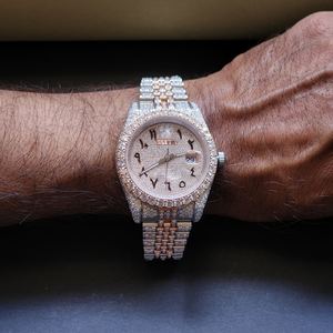 Impresionante Reloj de Lujo con Doble Tono Blanco y Rosa, Números Arábigos, Completamente Adornado con Diamantes Moissanite, Acero Inoxidable, Movimiento Japonés - Product Image 6