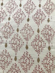 Tela de Algodón Estampada a Mano con Diseño Tradicional Indio Inspirado en el Ikat con Estampado de Diamantes Punteados - Product Image 2