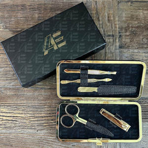 OFERTA ESPECIAL Juego de Manicura y Pedicura Profesional de Acero Inoxidable de 5 Piezas, Color Personalizado, Cortaúñas, Tijeras, Lima, Empujador de Cutículas - Product Image 1