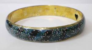 Brazalete de Cobre Chapado en Oro de Lujo, Patrón de Remolino Galáctico Verde Oscuro y Negro Fascinante y Artesanía Metálica Holográfica Brillante - Product Image 4