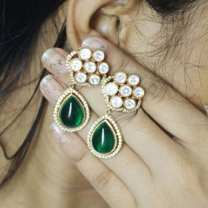 Pendientes colgantes de latón con flores chapadas en oro de 18K para mujer, joyería - Product Image 1