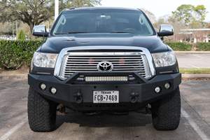 Toyota Tundra Platinum CrewMax 4x4 d'occasion de 2012, sans réserve, 2 propriétaires, moteur V8, nombreuses modifications, provenance du Texas - Product Image 1