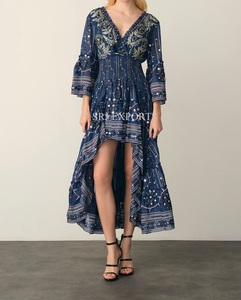 Robe longue bohème en mousseline brodée, col en V, ourlet asymétrique, manches trois-quarts volantées, coupe ample évasée pour femme, idéale pour l'été - Product Image 3