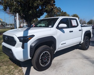 Camioneta Tacoma 2025 Usada de Buena Calidad, 4x4 TRD Todoterreno Híbrida FWD - Product Image 4