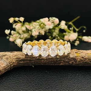 Anillo de banda de moissanita ovalada de oro macizo de 14K para ella. - Product Image 1