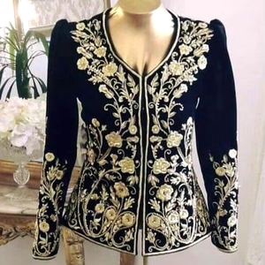 NOUVEAU-STYLISH-BRODERIE SUR ROBE VELVET-JACKET-KARAKOU AVEC Perles de verre en cristal ornées, pierre, Dabka Work FOR Wedding = 2024 - Product Image 1