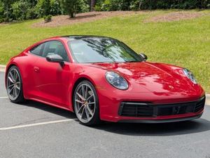 Coupé Carrera 4S AWD 2024 d'occasion en excellent état, extérieur rouge carmin, intérieur gris, faible kilométrage, transmission intégrale, moteur 443 - Product Image 5