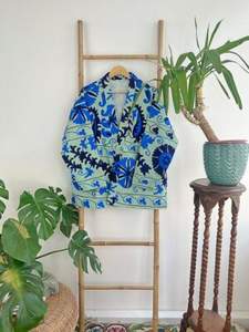 Veste courte bohème en coton matelassé brodé Suzani, fabrication artisanale, vente en gros, pour femmes, bleu vert, motif floral, kimono, automne - Product Image 5
