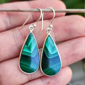 Boucles d'oreilles pendantes en argent sterling 925 faites à la main, style bohème, forme poire, avec pierre précieuse malachite, cadeau tendance pour elle - Product Image 1
