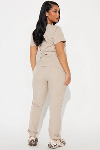 EVERGLOW Conjunto de Uniforme Médico Unisex Rosa con Diseño de Paneles Diagonales, Uniforme Hospitalario de Spandex/Poliéster Tejido, Pantalones y Blusa con Detección de Agujas - Product Image 2
