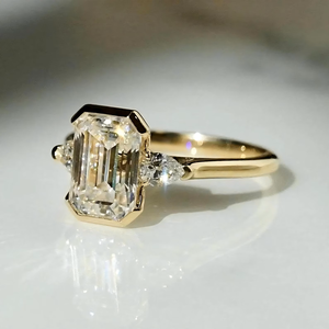 Bague de fiançailles en diamant de laboratoire taille émeraude, trois pierres, pierres latérales en forme de poire, certifiée IGI, or massif 14 carats - Product Image 2