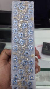 Broderie florale sur mesure en motifs floraux de couleur bleue pour divers usages en 2 pouces de largeur. - Product Image 3