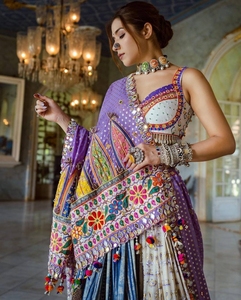 Lehenga choli บัตเตอร์ซิลค์สกรีนลายประกายสวยงามสำหรับงานเลี้ยงฤดูหนาวทุกชั้นเปล่งประกาย - Product Image 1