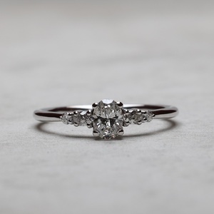 Bague de fiançailles en diamant taille ovale de 8x6mm avec pierres latérales rondes graduées | Bijoux de mariage délicats en argent sterling plaqué or 18 carats - Product Image 1