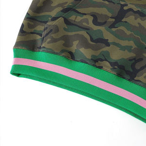 Sudadera Camo 08 Pretty Girl con Mangas Raglán y Cuello Redondo, Ropa de Hermandad Griega para Mujer, Rosa y Verde, Estilo Griego - Product Image 3