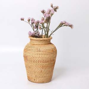 Vase à fleurs en rotin fait main avec une texture rustique chic adaptée aux maisons modernes minimales - Product Image 4