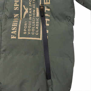 Chaqueta acolchada BP con capucha y cremallera desmontable de camuflaje deportivo para hombres y mujeres - Product Image 4