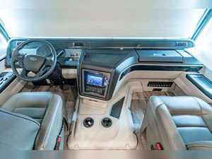 รถ SUV ครอบครัวราคาประหยัด ปี 2021 รุ่น XL 36C มาตรฐานไอเสียยูโร 4 รองรับผู้โดยสาร 4-6 คน สีขาว เครื่องยนต์ 4.5 ลิตร เกียร์อัตโนมัติ หลังคาพาโนรามา - Product Image 5